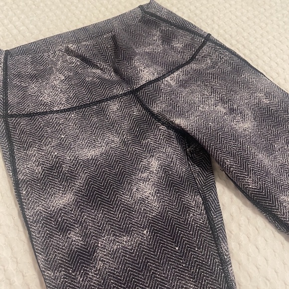 Lululemon cropped leggings - Picture 2 of 4